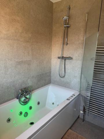 Netflix Home Jacuzzi Gym Fast Wifi Ps5 Free Parking 2 Spaces Hereford Exterior foto